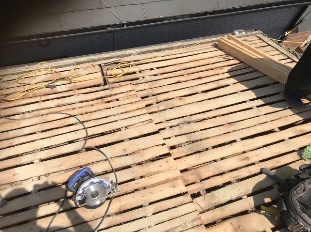 王寺町2　バラ板に垂木設置