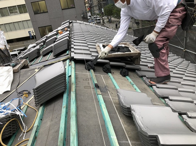 奈良市の複合屋根の瓦設置