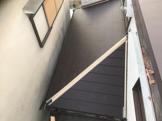 下屋に黒いガルテクト設置