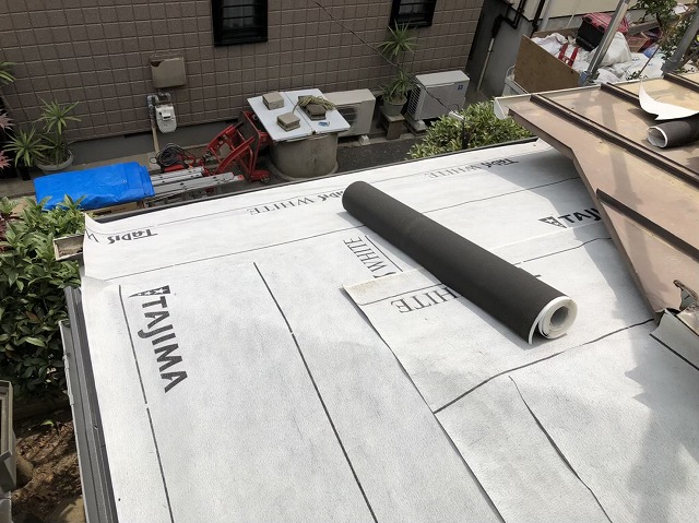 王寺町の下屋根に防水紙を設置