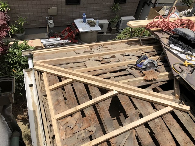 バラ板の上から補強垂木を設置