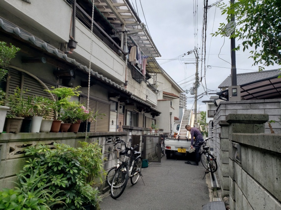 大阪市内の瓦屋根の住宅、現地到着