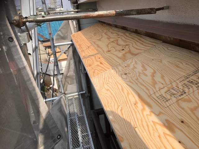 庇の増し張りと足場