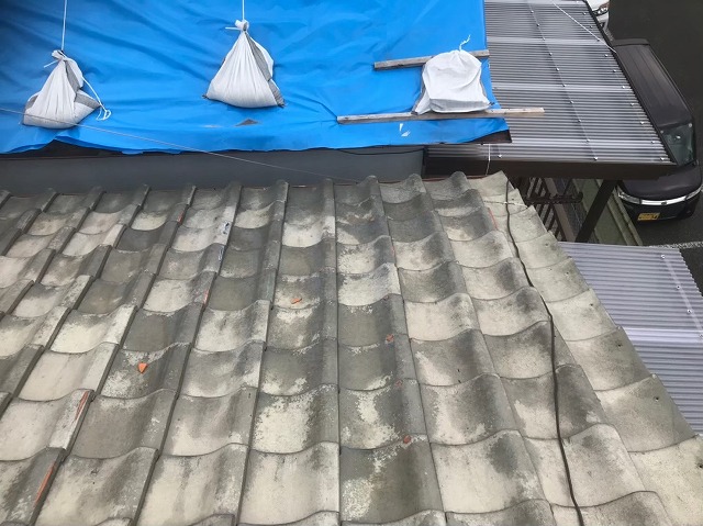 釉薬瓦屋根を近くで見た様子