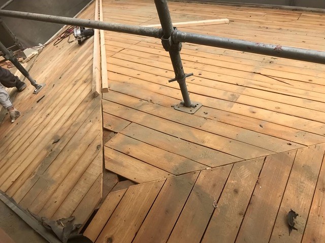 葺き土の撤去で見えてきた野地板の劣化