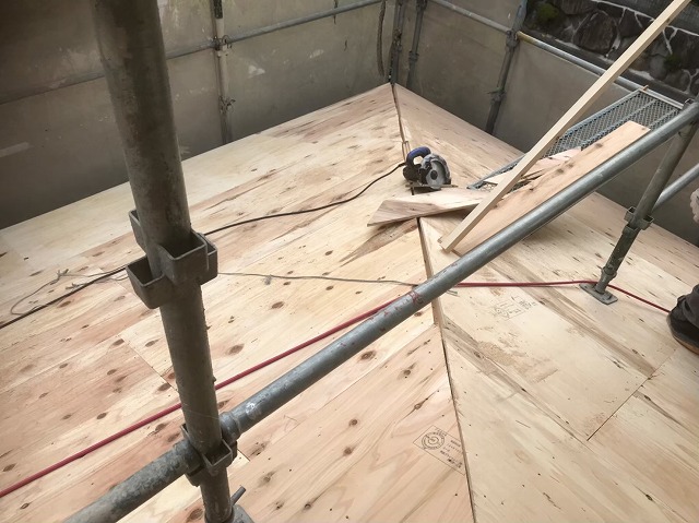 垂木の上に野地板の増し張り