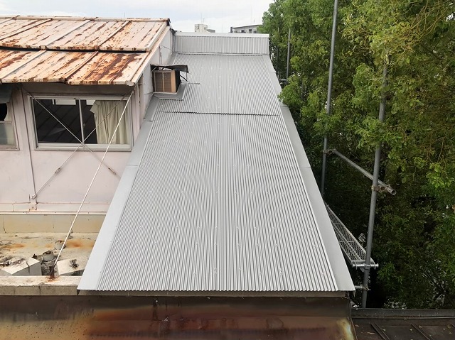 ガルバリウム波板へ葺き替え完了
