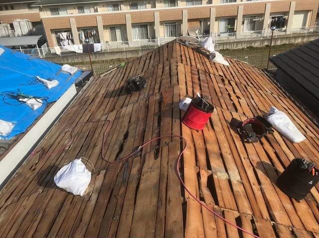 瓦と葺き土の撤去後