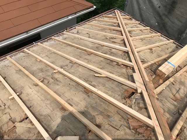 古い野地板を不陸調整