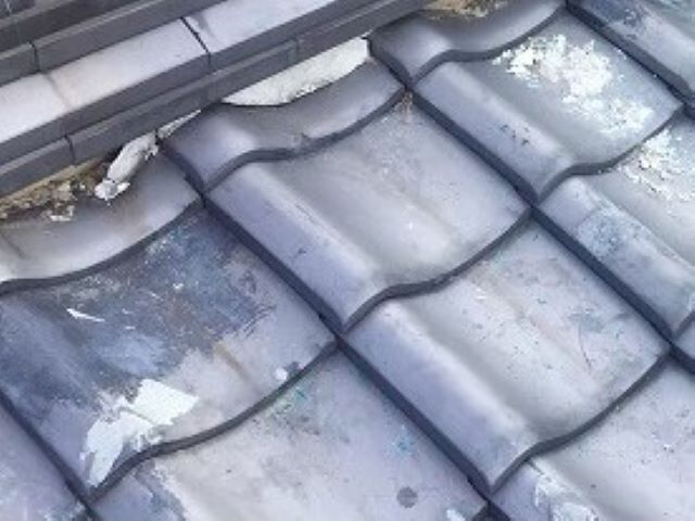 御所市の漆喰の剥がれた棟瓦