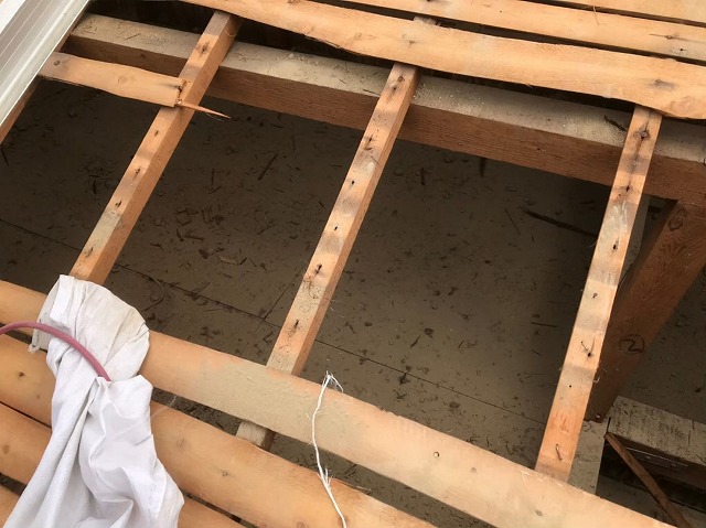 奈良市　長屋の釉薬瓦屋根　屋根裏