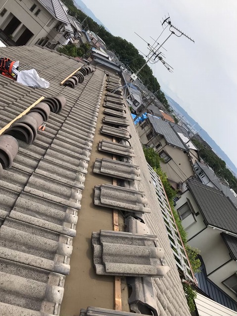 桜井市　モニエル瓦屋根　棟瓦施工中