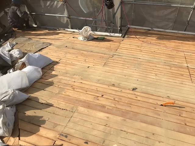 古く傷んだ野地板