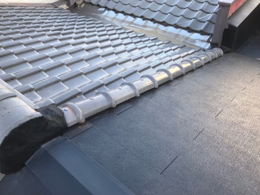 奈良市の長屋屋根の境目