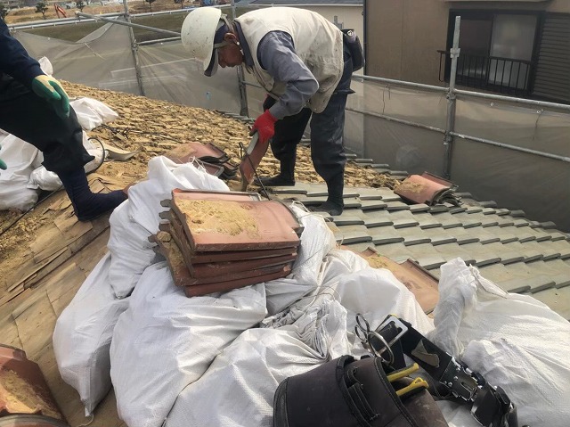 反対側の瓦を撤去している所
