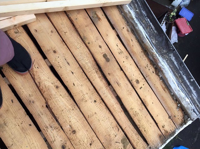 経年劣化で傷んだバラ板