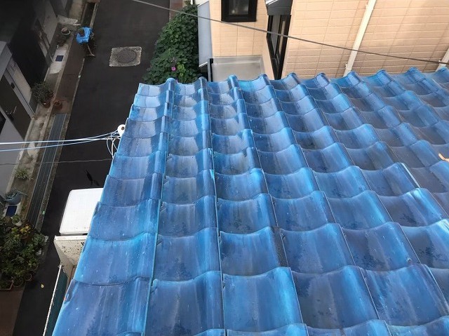青い釉薬瓦の葺き替え