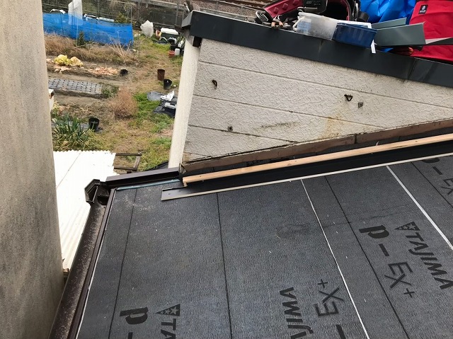 壁に挟まれた下屋に防水紙