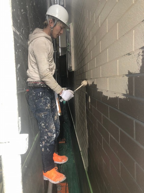 外壁中塗り作業