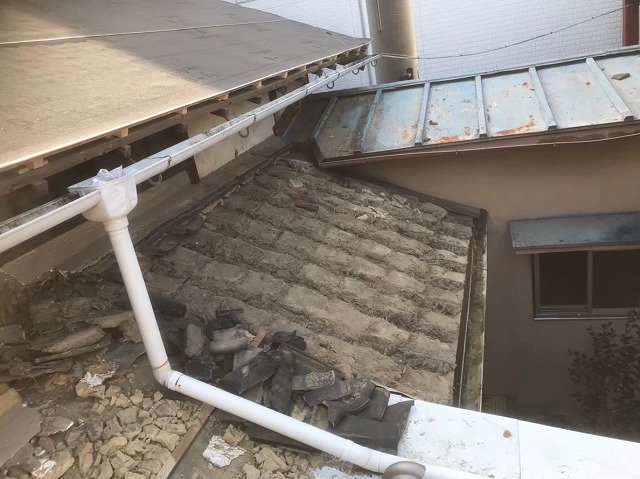 桜井市　瓦の解体作業
