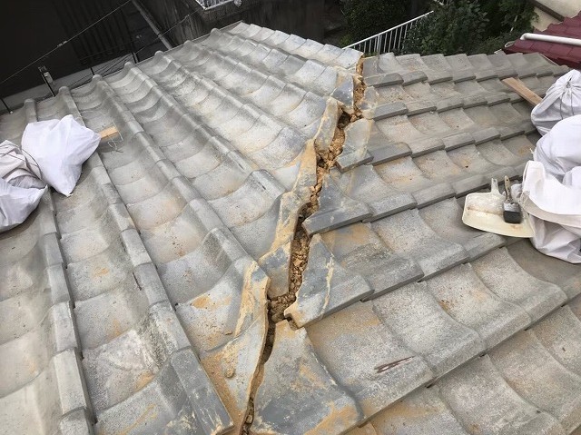 葛城市　雨漏り棟瓦　棟瓦撤去