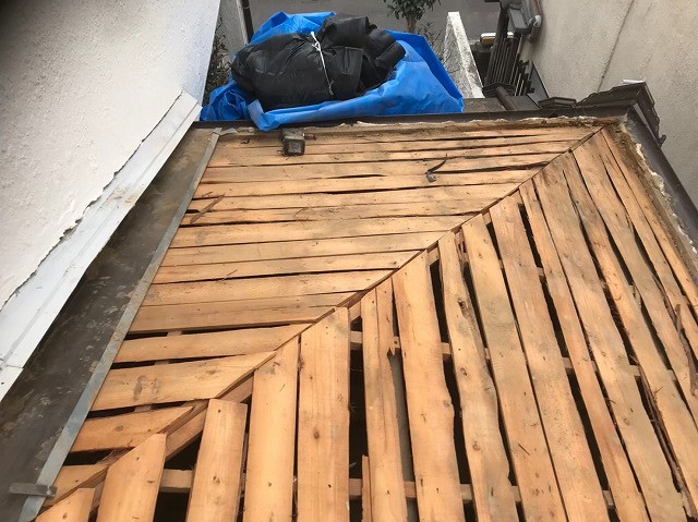 下屋部分の葺き替え開始