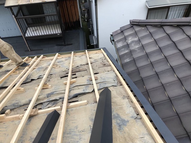 王寺町で瓦解体後補強垂木を設置