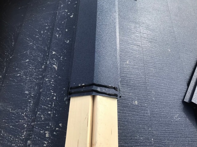 奈良市の屋根葺き替え工事、大棟の貫板に棟板金設置