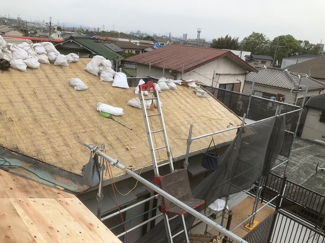 土のう袋と古い野地板