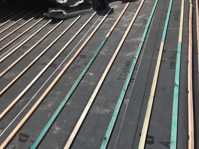 大和郡山市の葺き替え工事で瓦桟木設置