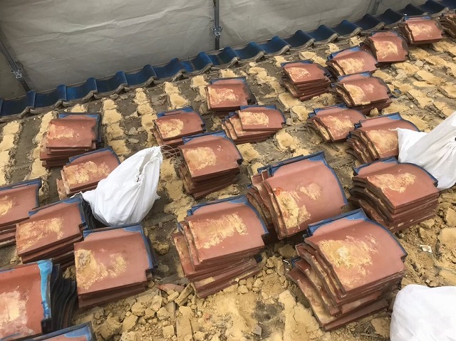 生駒市で青い陶器瓦屋根の撤去作業