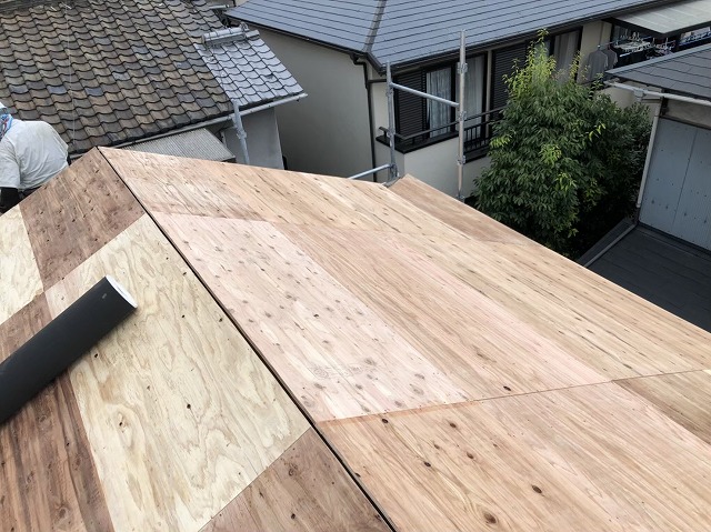 王寺町で構造用合板の上からルーフィング（下葺き材）張り付け作業