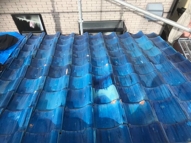 青い瓦屋根の経年劣化