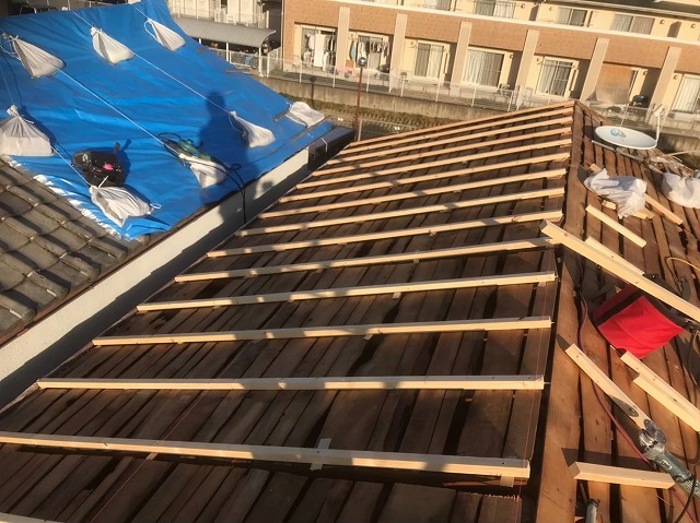 香芝市の葺き替え工事で不陸調整作業