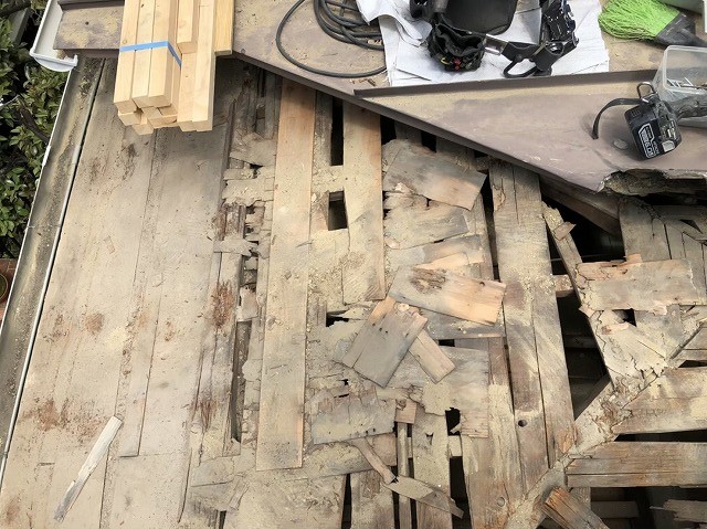 王寺町の瓦解体作業中