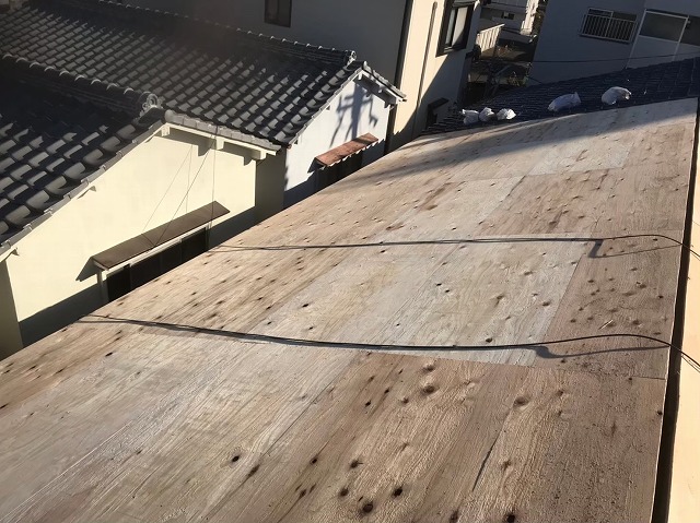 奈良市で屋根に貼った新しい野地板