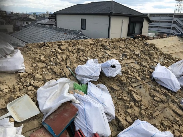 奈良市　長屋の釉薬瓦屋根　瓦撤去