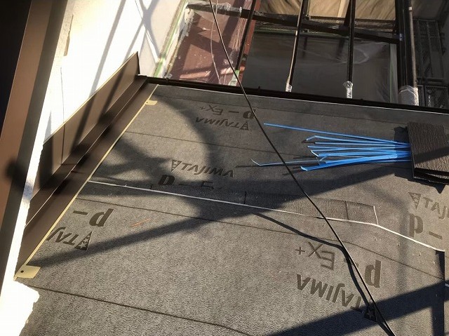 改質アスファルトルーフィングを設置完了