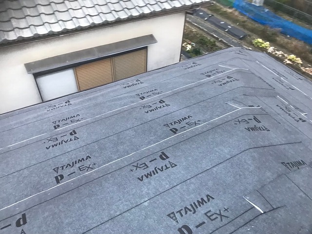 改質アスファルトの防水紙を設置