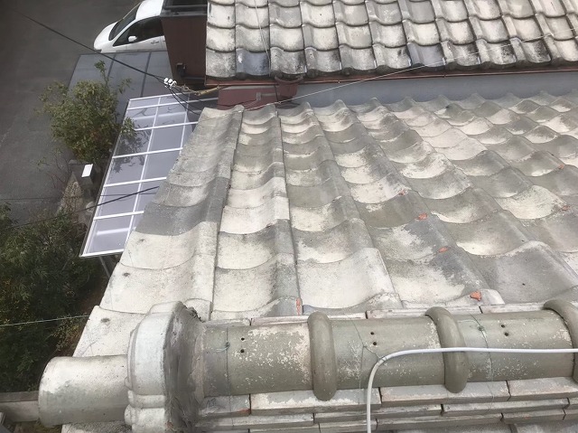 歪んでいる釉薬瓦屋根を発見