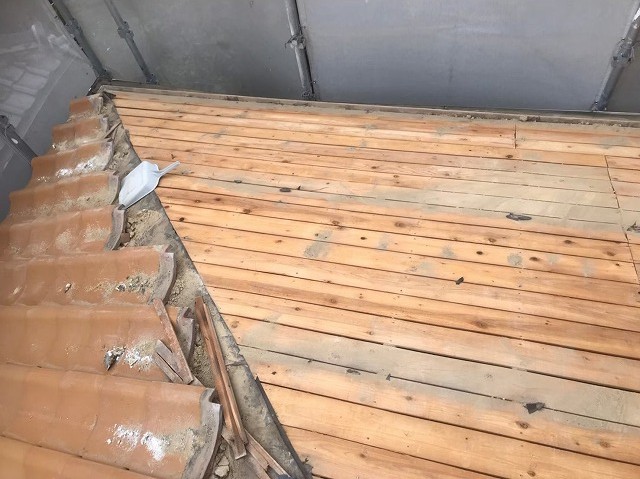 葺き土の撤去で見えてきた野地板の劣化