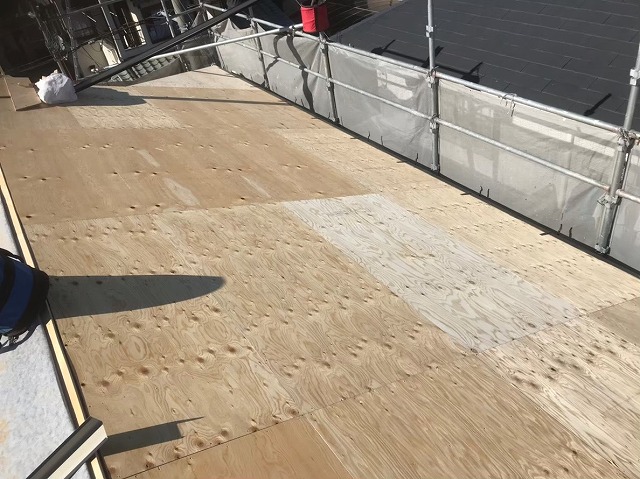 野地板の増し張りと足場