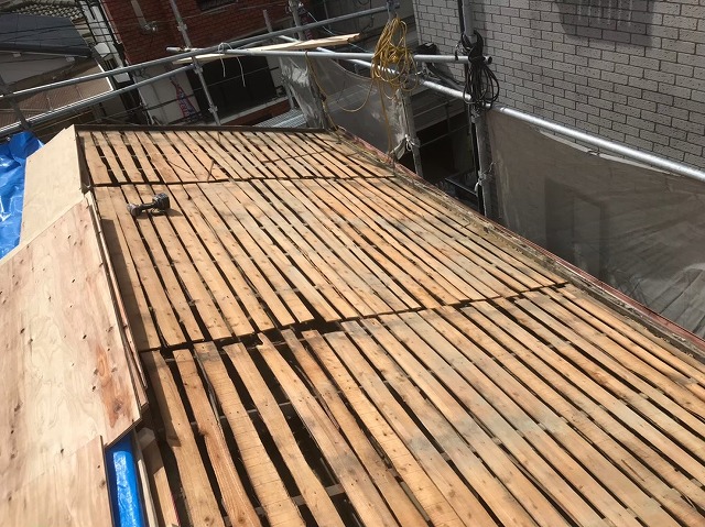 黒く傷んだバラ板と新しい野地板