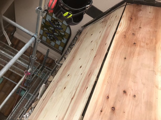 斑鳩町で急勾配屋根の増し張り作業