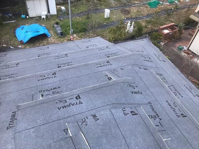 改質アスファルトの防水紙を設置