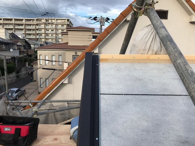 御所市の屋根葺き替え工事で水切り設置