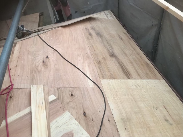 下屋の野地板の増し張り