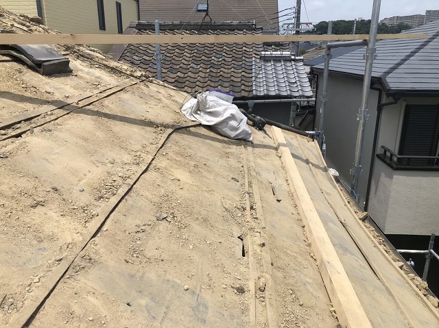 王寺町で粘土瓦屋根の瓦解体作業