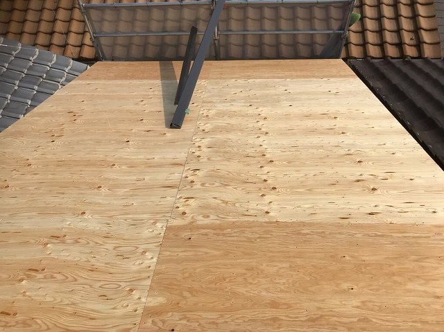 野地板の増し張りと隣の瓦