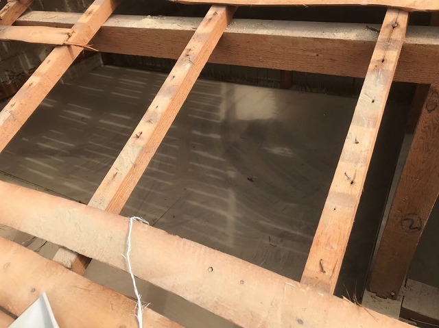 奈良市　長屋の釉薬瓦屋根　屋根裏